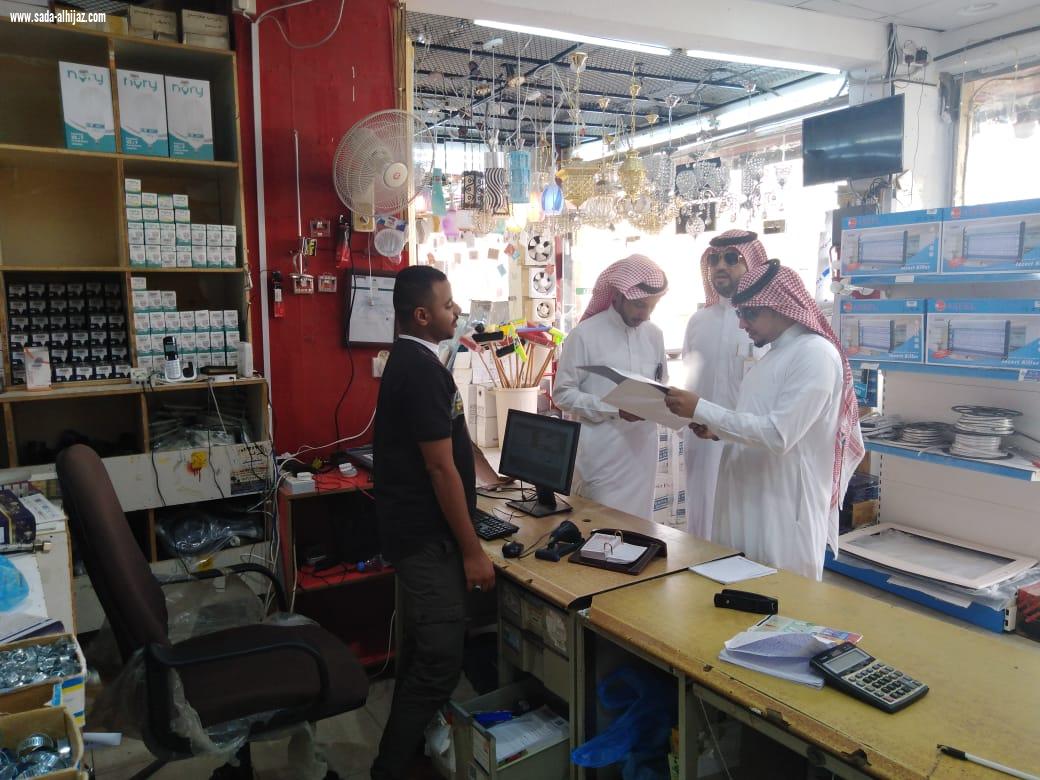 مساعد مدير عام الفرع للعمل يقوم بزيارة  لعدد من المحلات التجارية المشمولة في التوطين للمرحلة الثالثة 