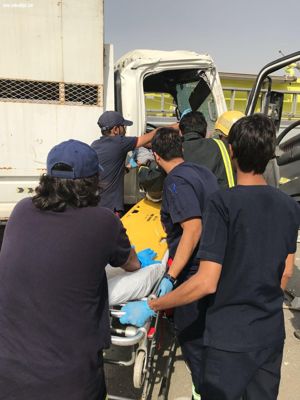 10 إصابات في حادث تصادم منها3 حالات احتجاز شرق جدة