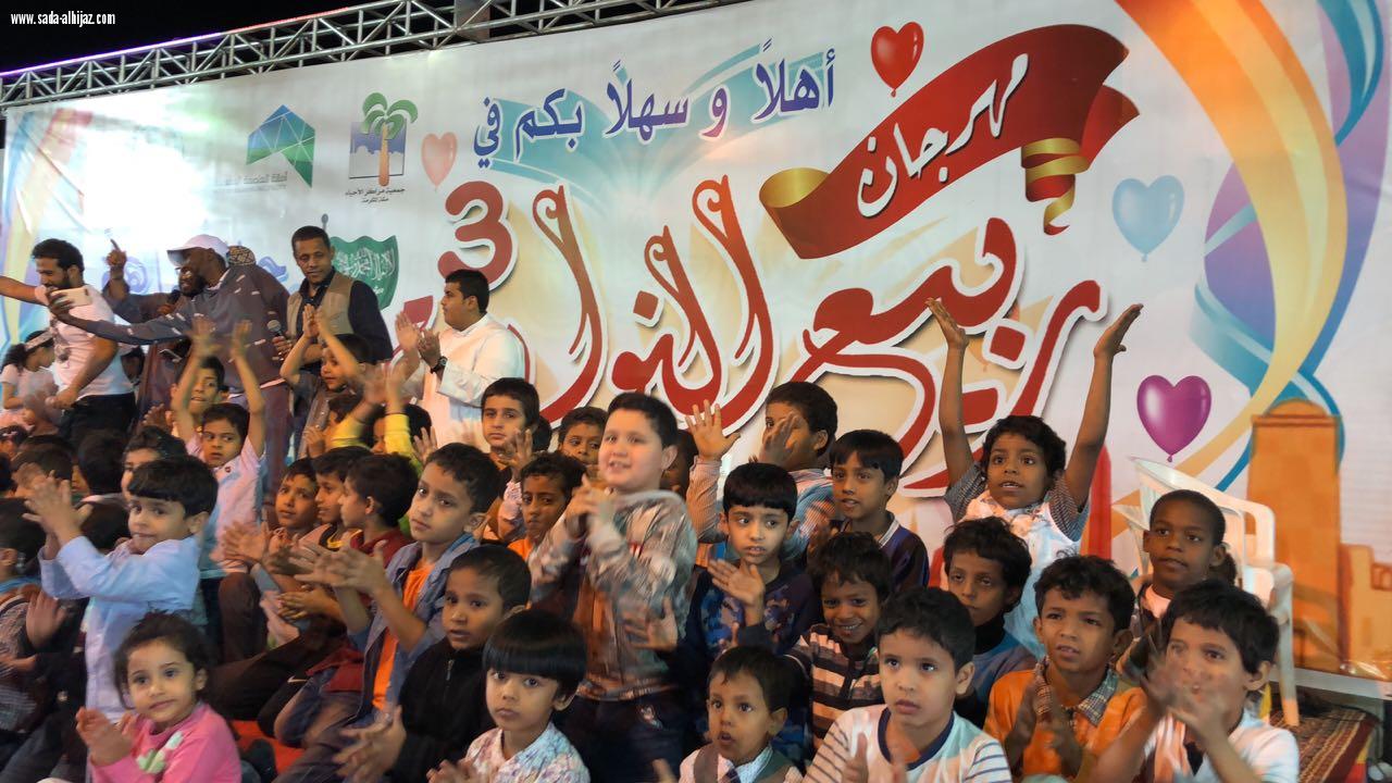 اطفال مهرجان ربيع النورية 3 يستمتعون بمسرح ا لمهرجان مع نجوم قناة المجد الفضائية 