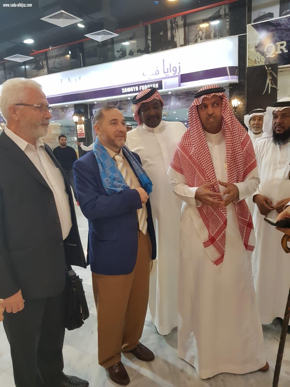 آل صبيح  يفتتح المعرض التشكيلي بصمات فن ٢