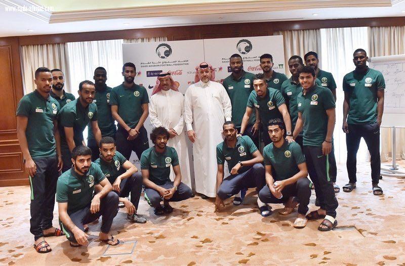 لاعبو الأخضر السعودي يقدمون دعماً مالياً لجمعية شهداء للواجب