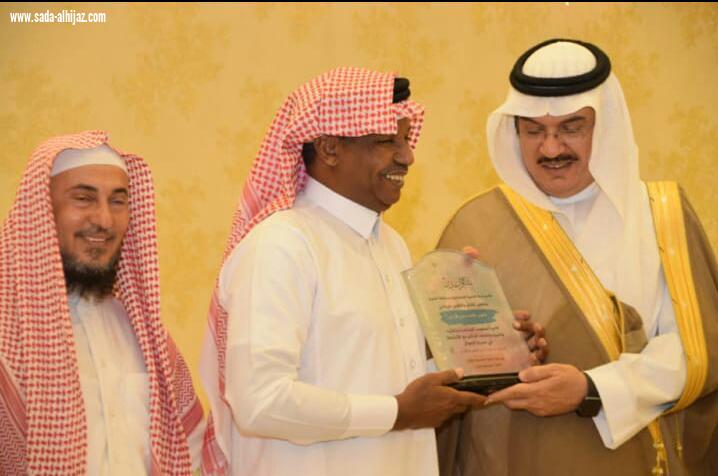 بحضور محافظ محافظة الطوال لجنة التنمية الاجتماعية بالطوال تكرم الكابتن عكيس هزازي