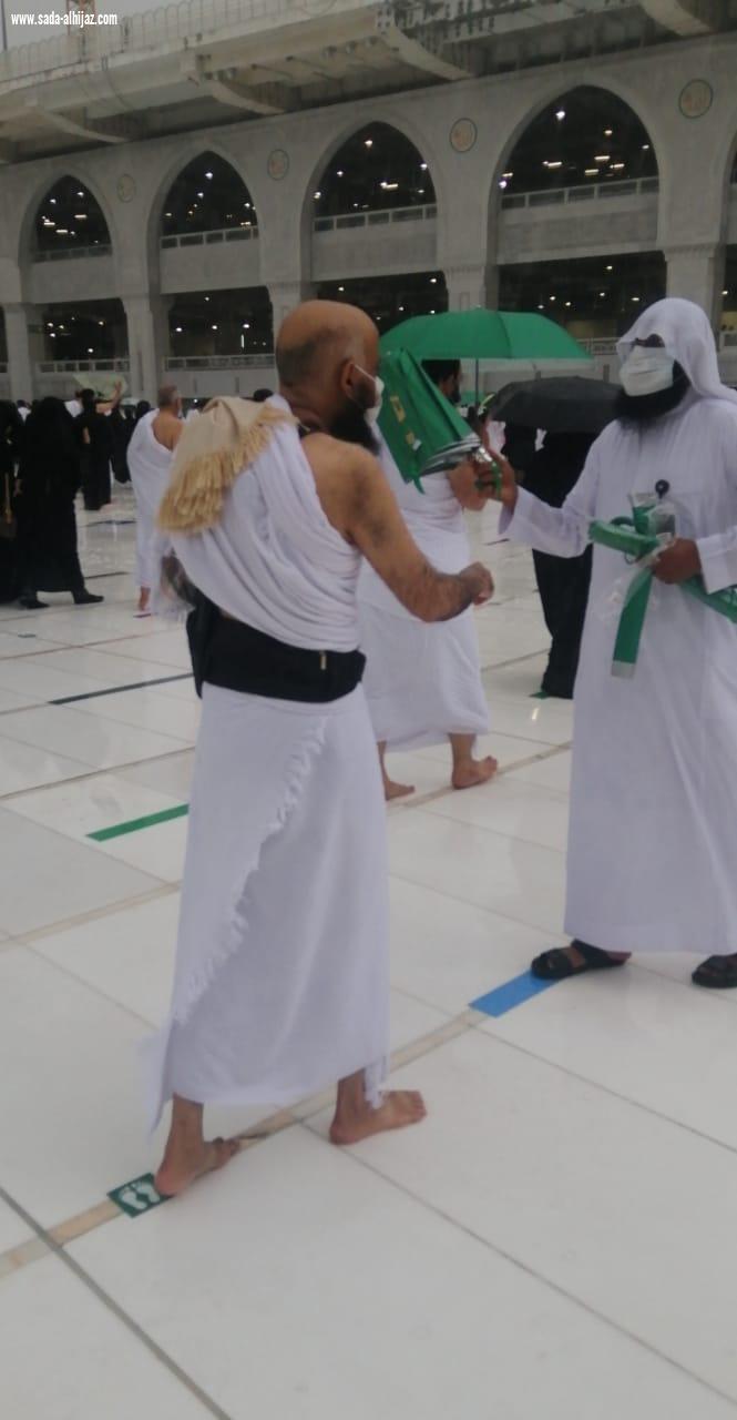 الرئاسة العامة لشؤون المسجد الحرام والمسجد النبوي توزع 3000 مظلة على المعتمرين