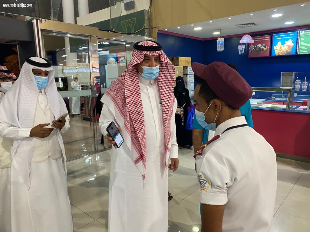 رئيس بلدية بقيق يشارك الفرق الرقابية في حملة لتفعيل مبادرة 