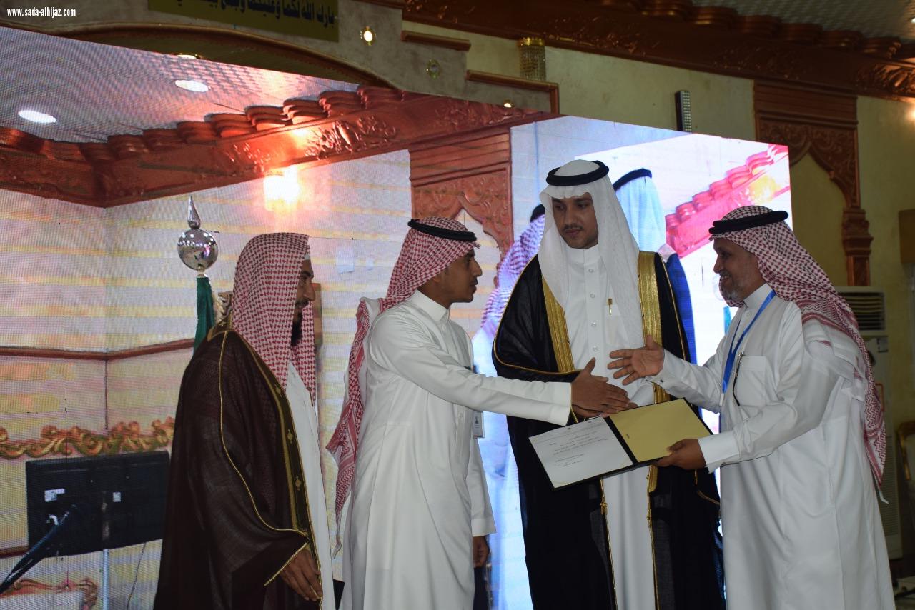 بحضور عدد من المسؤولين والمشايخ محافظ محافظة الطوال بالنيابة يدشن مركز النشاط الإجتماعي بالمباركة.