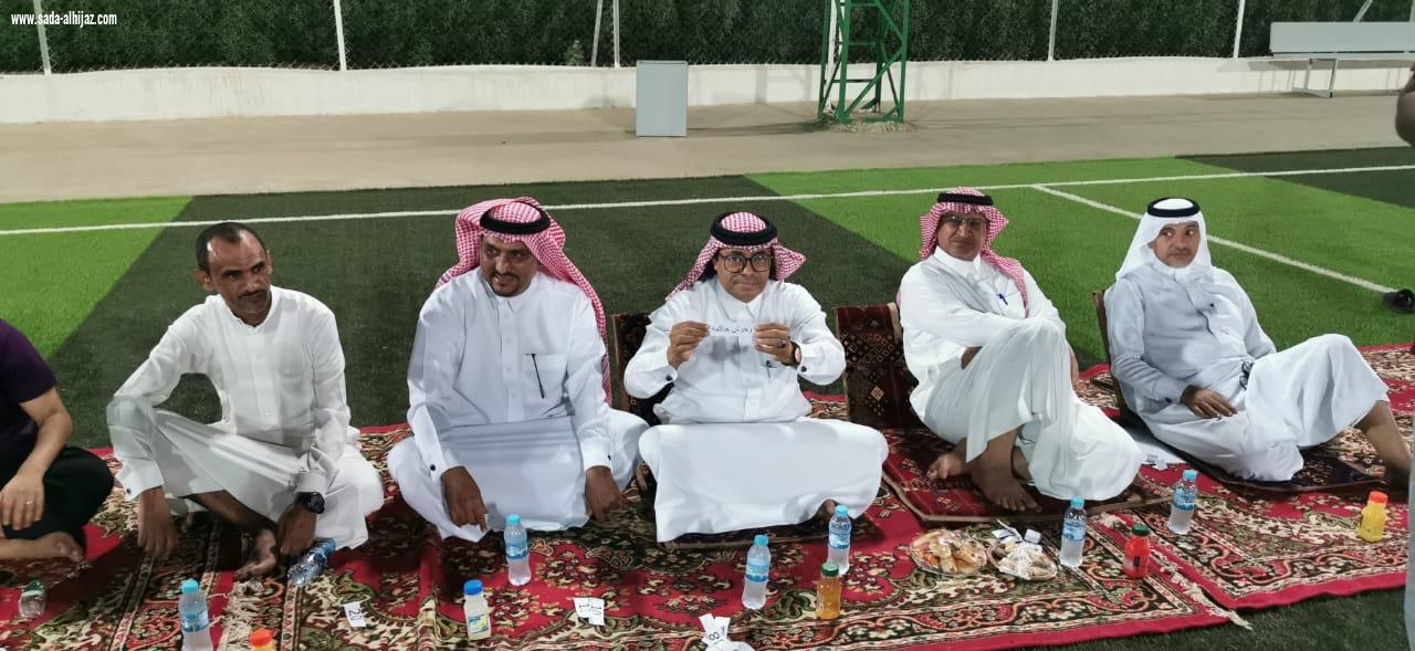 بحضور مدير مكتب رابطة الاحياء بالحد الحنوبي ومستشار لجنة التنمية بالطوال اجراء قرعة دورة الحد الجنوبي الاولى لكرة القدم