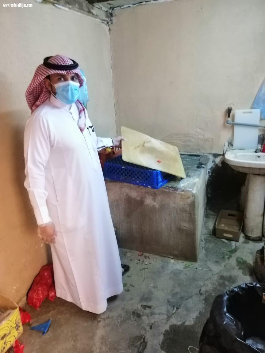بالتعاون مع الجهات الأمنية بلدية محافظة الطوال تضبط سكن عمالة مخالف يستخدم لإعداد الأطعمة