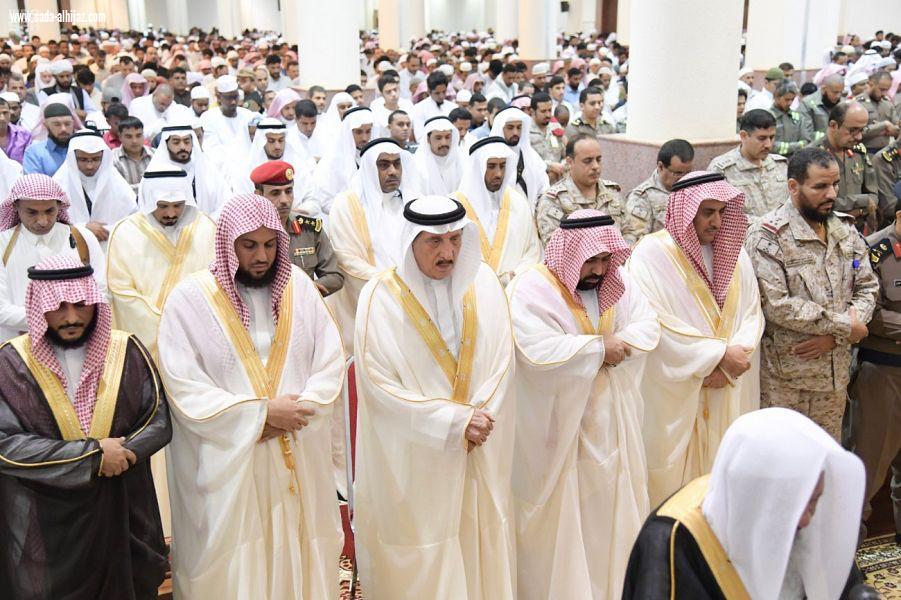 سمو أمير منطقة جازان وسمو نائبه يؤديان صلاة عيد الفطر المبارك