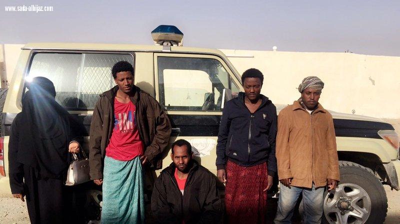 القبض على 4 مخالفين وبرفقتهم امرأة.. و 