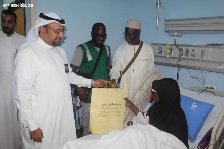 الشؤون العامة لمطوفي أفريقيا غيرالعربية تطمئن على صحة حاجة من ساحل العاج 