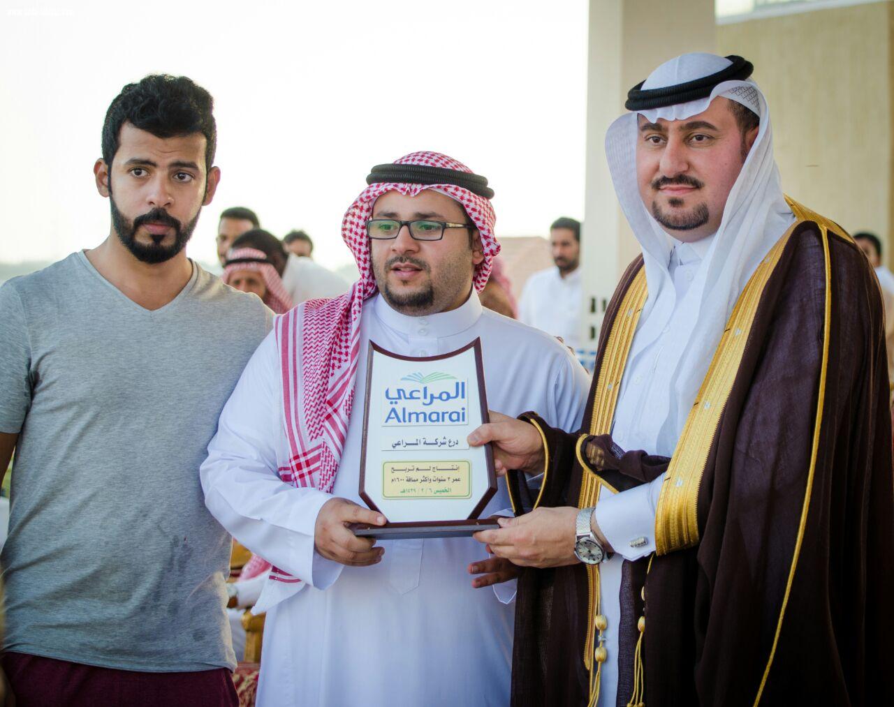 مسؤول إدارة الفعاليات بالمراعي فهد الشمري يوزع الكؤوس على  الفائزين في فروسية جدة 
