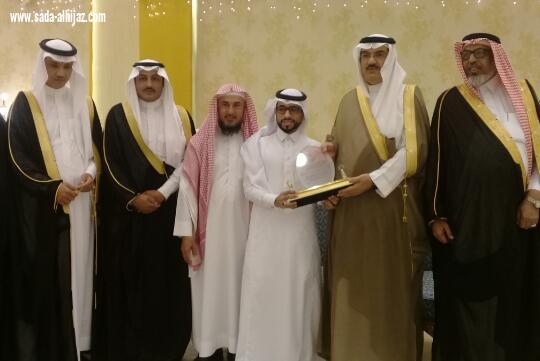 بحضور محافظ الطوال لجنة التنمية تكرم رئيس بلدية الطوال 