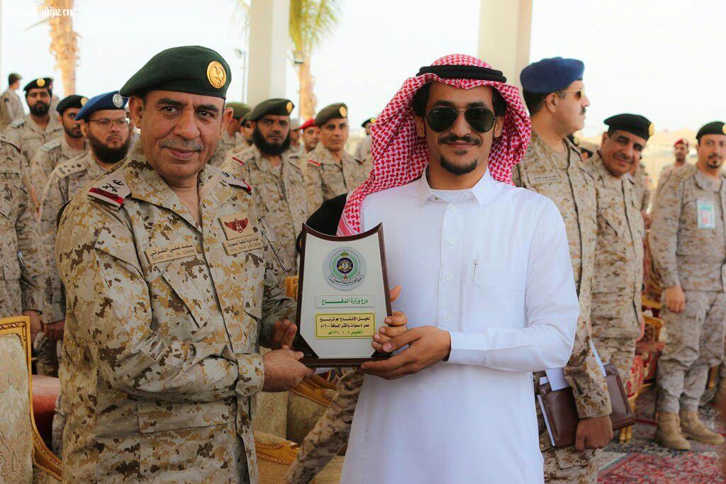 المحض يهدي الشريف هزاع العبدلي وأبناءه كأس  وزارة الدفاع 