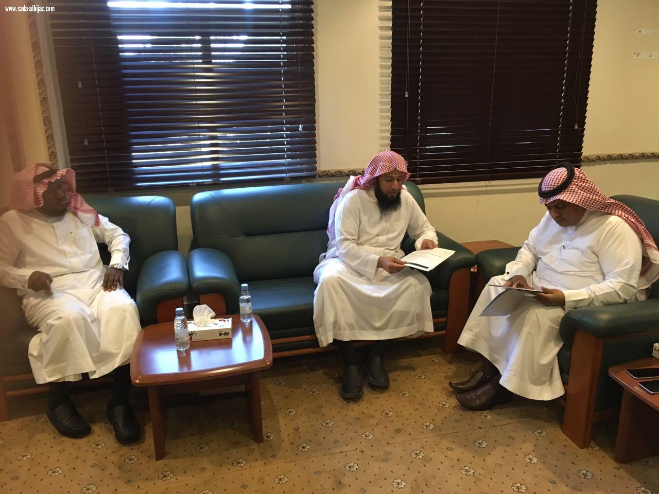 العريض  يقف على برامج التوعية الإسلامية بعسير