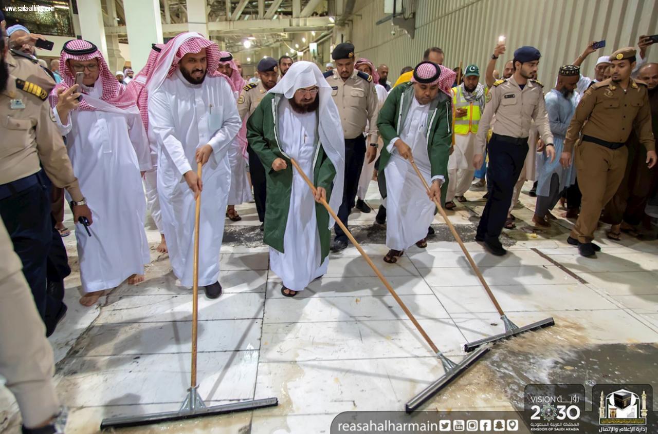 معالي الرئيس العام يوجه العاملين بالمسجد الحرام عبر الجهاز اللاسلكي ويشارك في تجفيف مياه الأمطار خلال جولته الميدانية