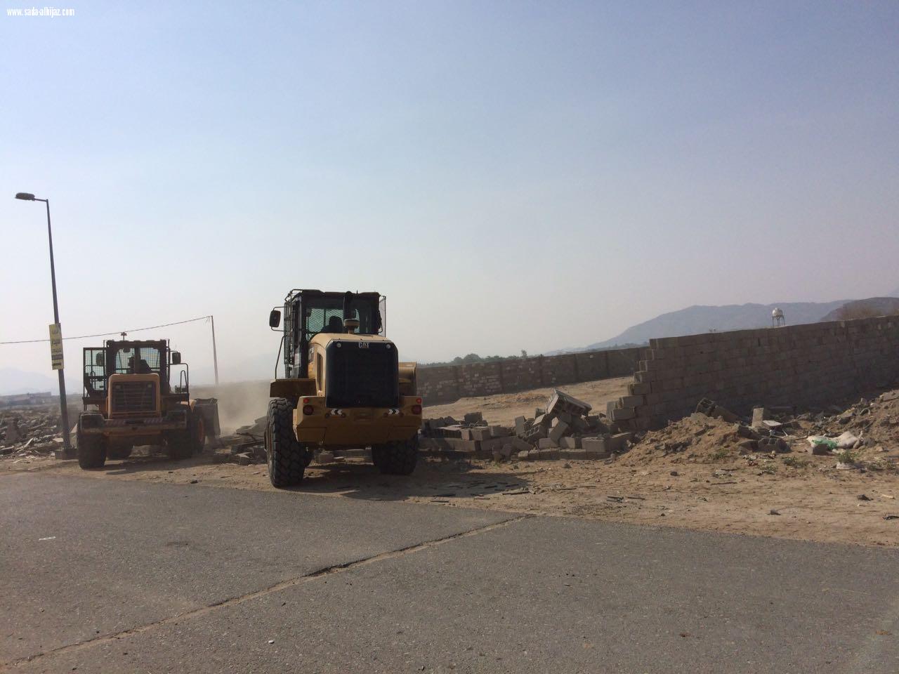 بلدية الشرائع تزيل تعديات في مخططي الراشدية والمعيصم