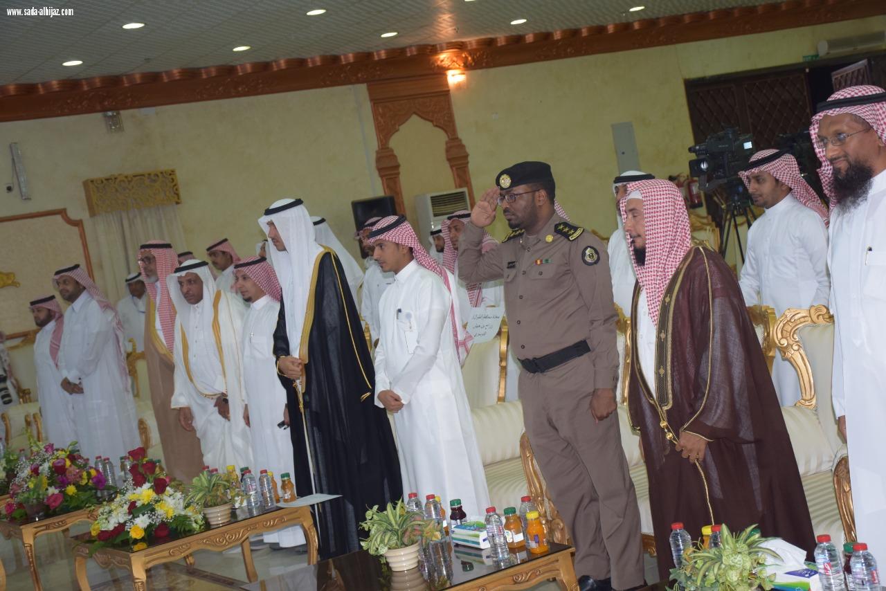 بحضور عدد من المسؤولين والمشايخ محافظ محافظة الطوال بالنيابة يدشن مركز النشاط الإجتماعي بالمباركة.