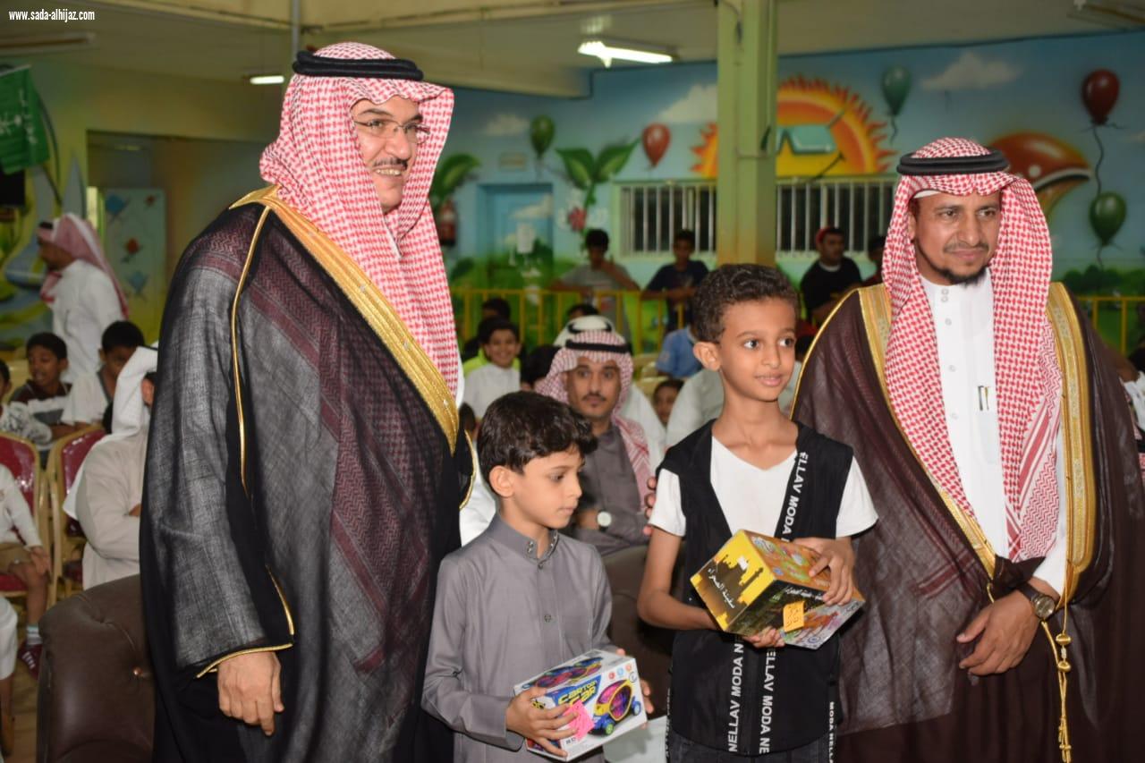 لجنة التنمية الاجتماعية بالطوال تكرم أبناء الشهداء والطلاب المتفوقين في برنامج ( طفل الطــوال )