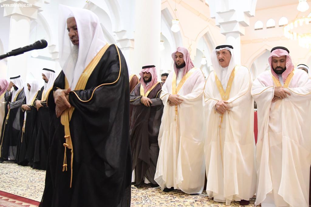 سمو أمير منطقة جازان وسمو نائبه يؤديان صلاة عيد الفطر المبارك