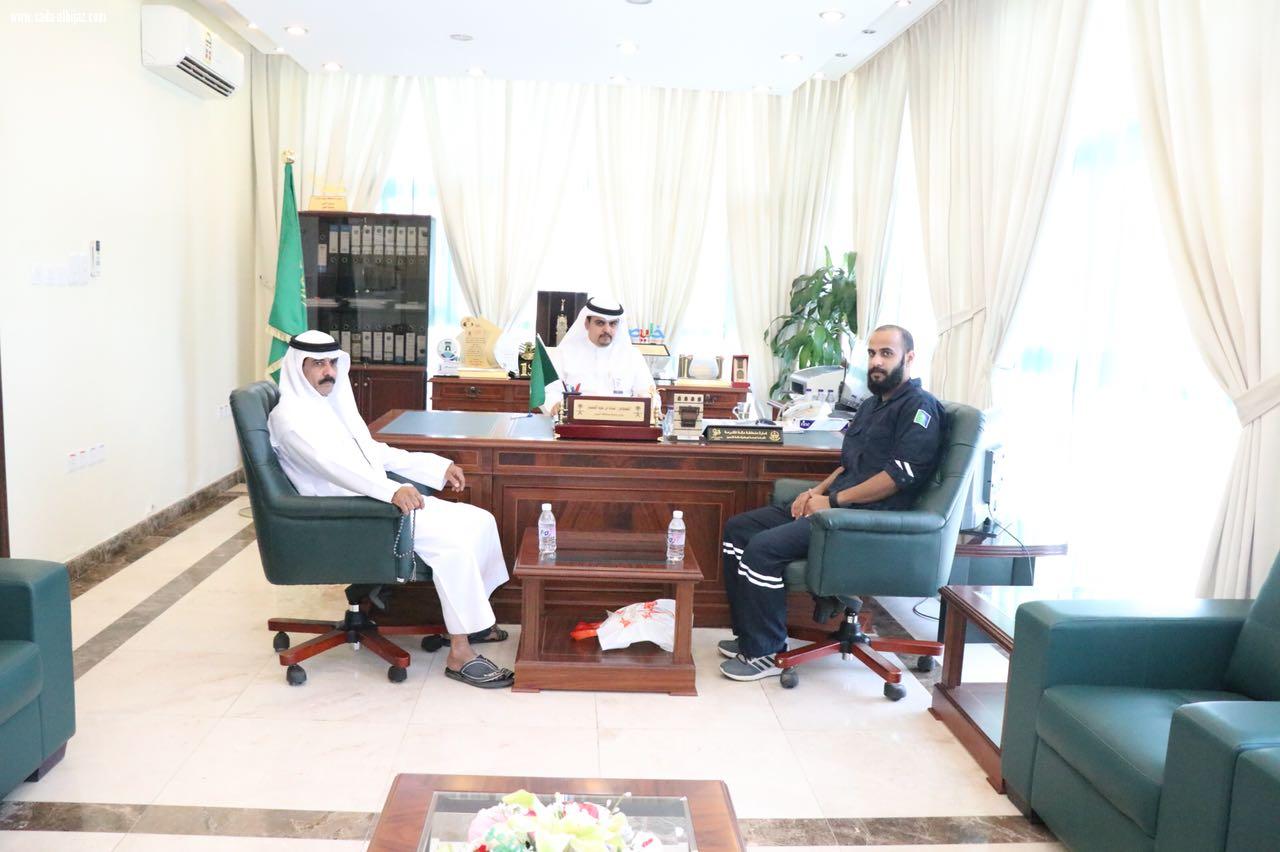 الصبحي يسعى  لرسم جداريات في شوارع وميادين محافظة خليص