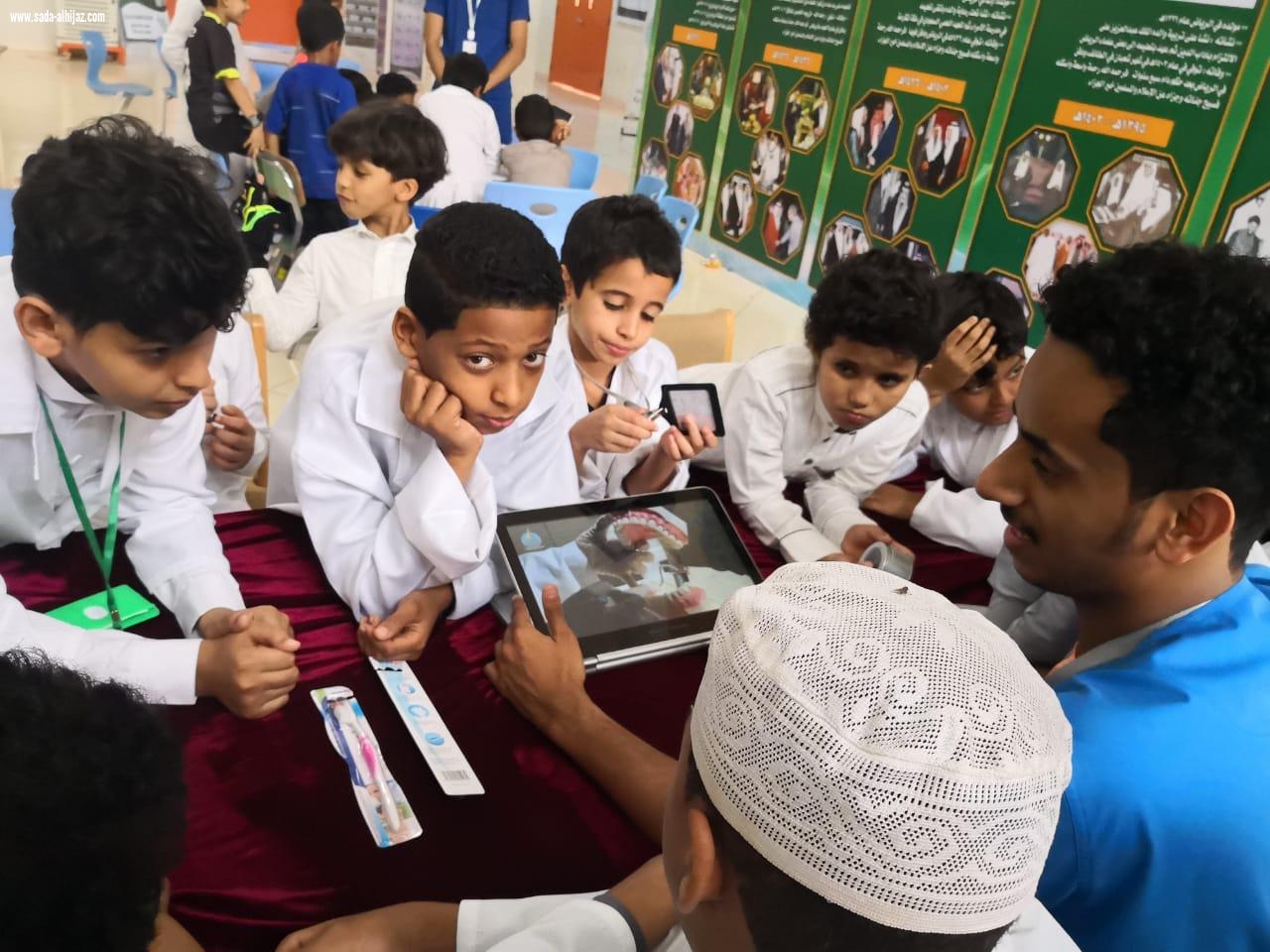 كلية طب الأسنان بجامعة جازان تطلق قافلة طبية لتثقيف  طلاب مدرسة صلاح الدين بأبوعريش