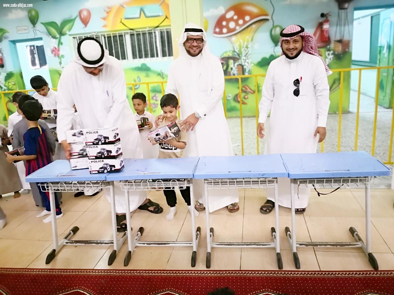 معلم الصف الاول بابتدائية العباس يكرم الطلاب المتميزين بمادة لغتي