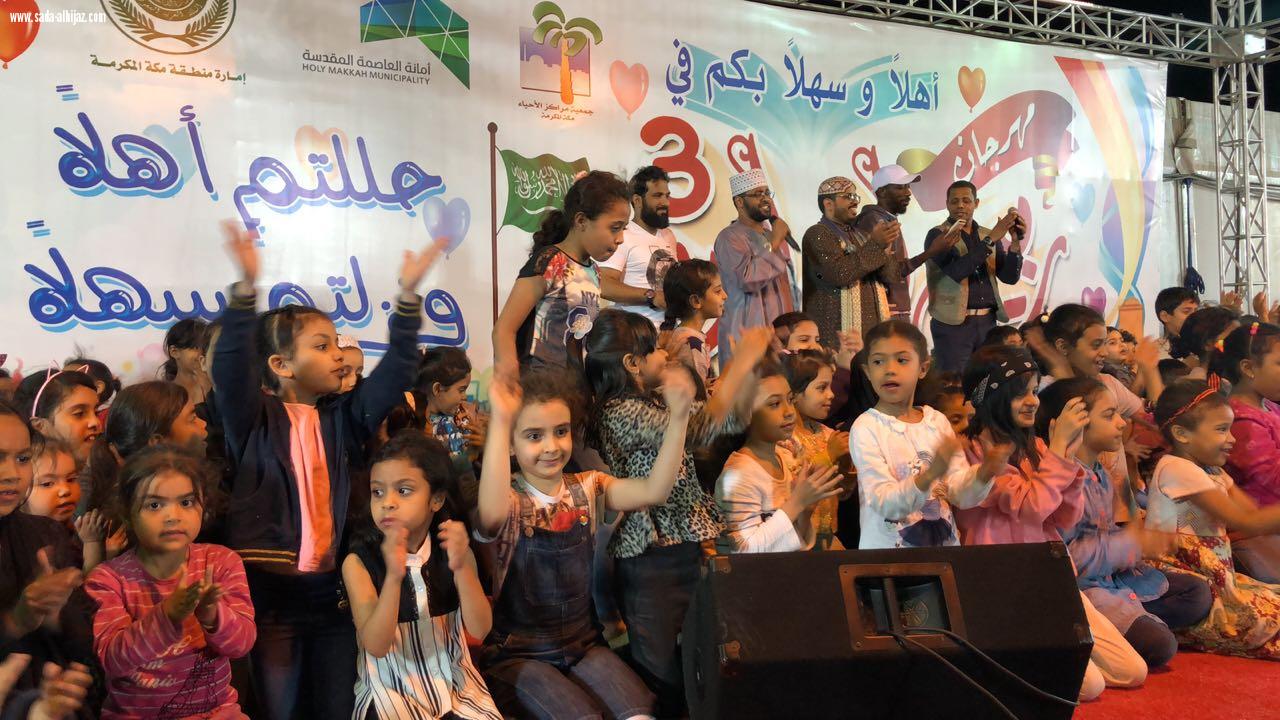 اطفال مهرجان ربيع النورية 3 يستمتعون بمسرح ا لمهرجان مع نجوم قناة المجد الفضائية 