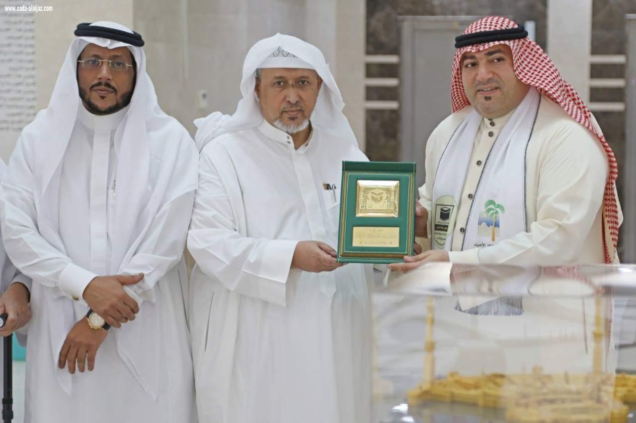 فريق مطوفي مكة التطوعي يبدع في مبادرة نحو مجتمع يقرأ  في مكتبة الحرم المكي الشريف