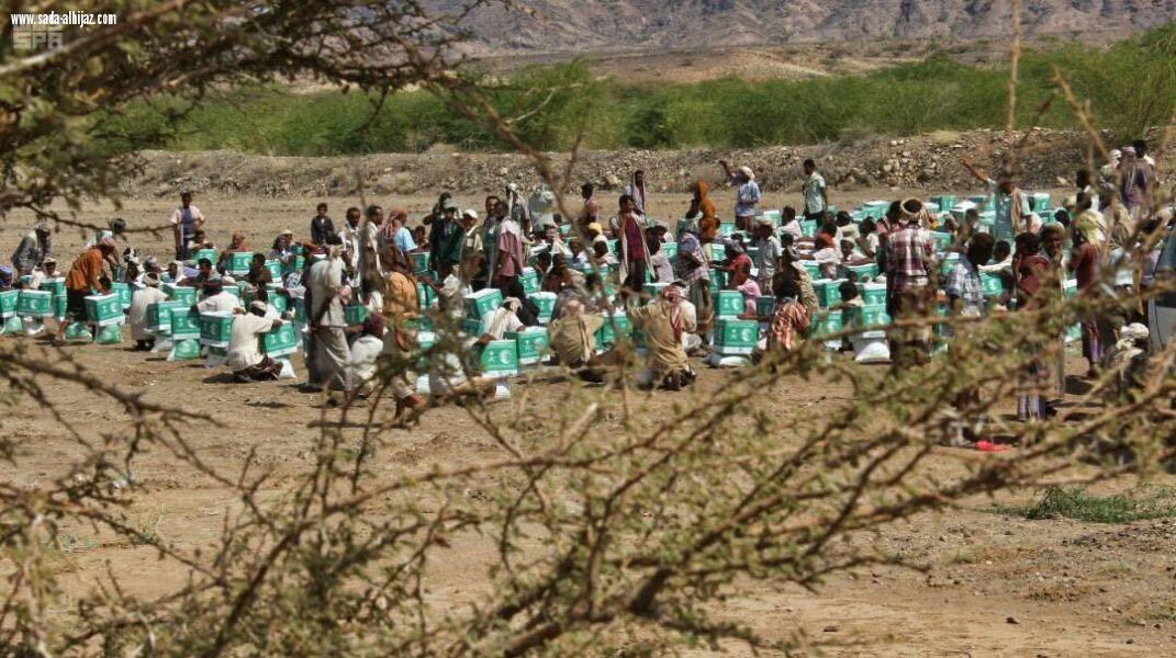 مركز الملك سلمان للإغاثة يوزع سلال غذائية في منطقة هاملي بالساحل الغربي لليمن