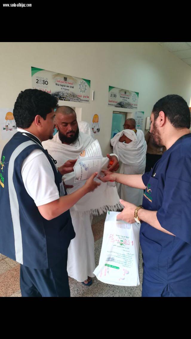 الصحة توعي الحجاج بالأدوية المناسبة وطرق تخزينها ومنشورات ومواد علمية توزع بعدة لغات