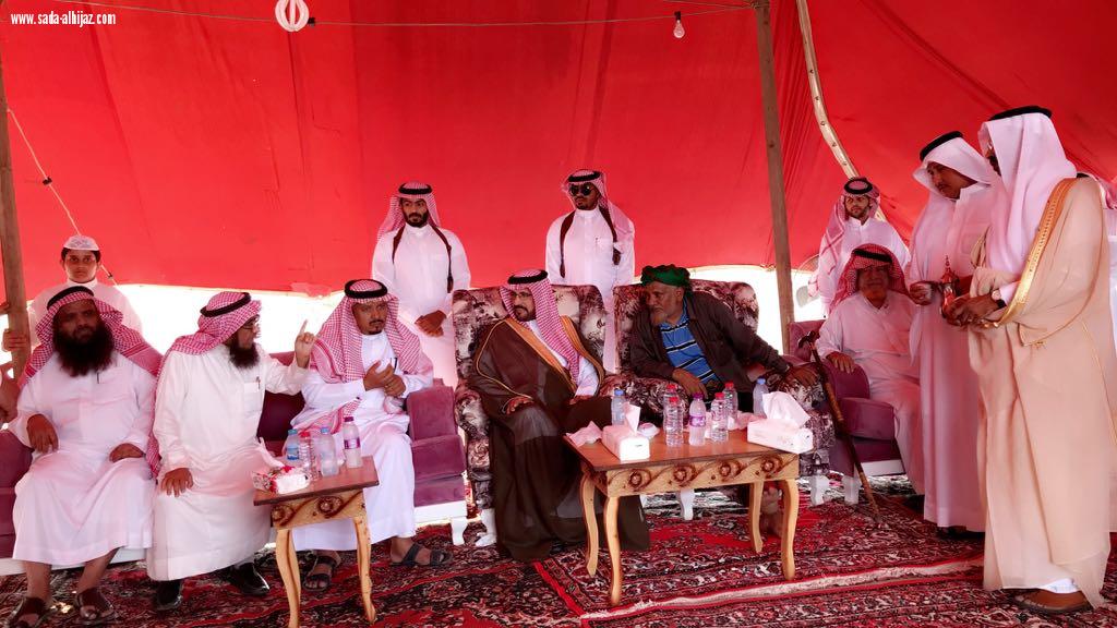 وكيل امارة جازان ينقل تعازي القيادة لوالد وأسرة الشهيد الجندي الغزواني..