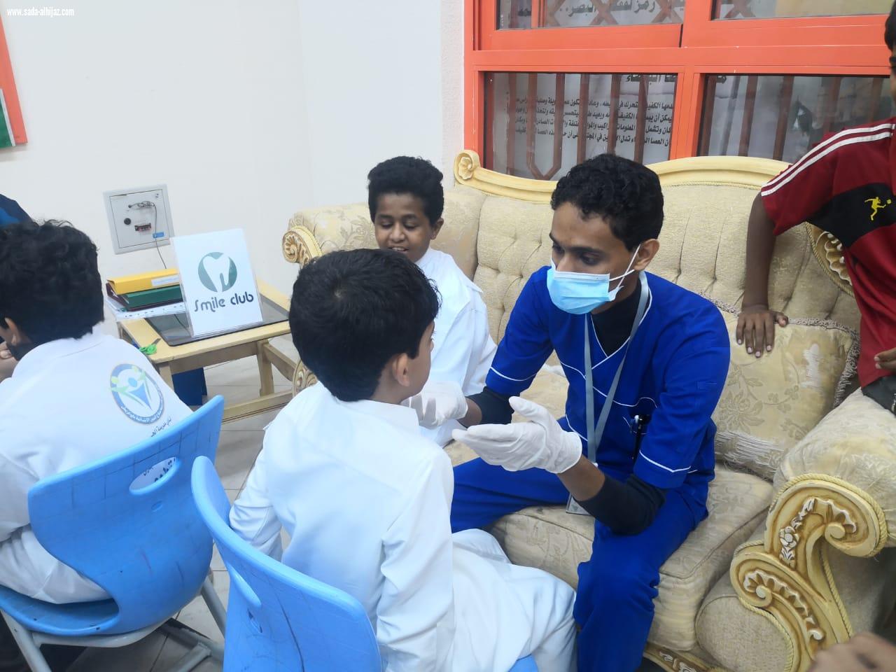 كلية طب الأسنان بجامعة جازان تطلق قافلة طبية لتثقيف  طلاب مدرسة صلاح الدين بأبوعريش