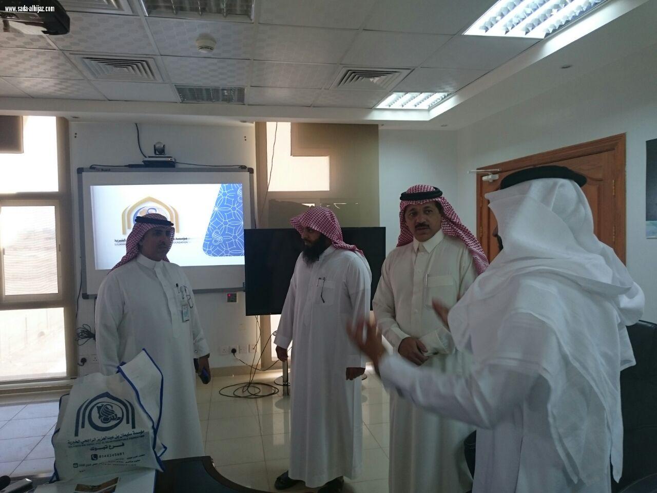 عقد اجتماع بين فرع وزارة العمل والتنمية الإجتماعية وفرع مؤسسة سليمان الراجحي بتبوك 