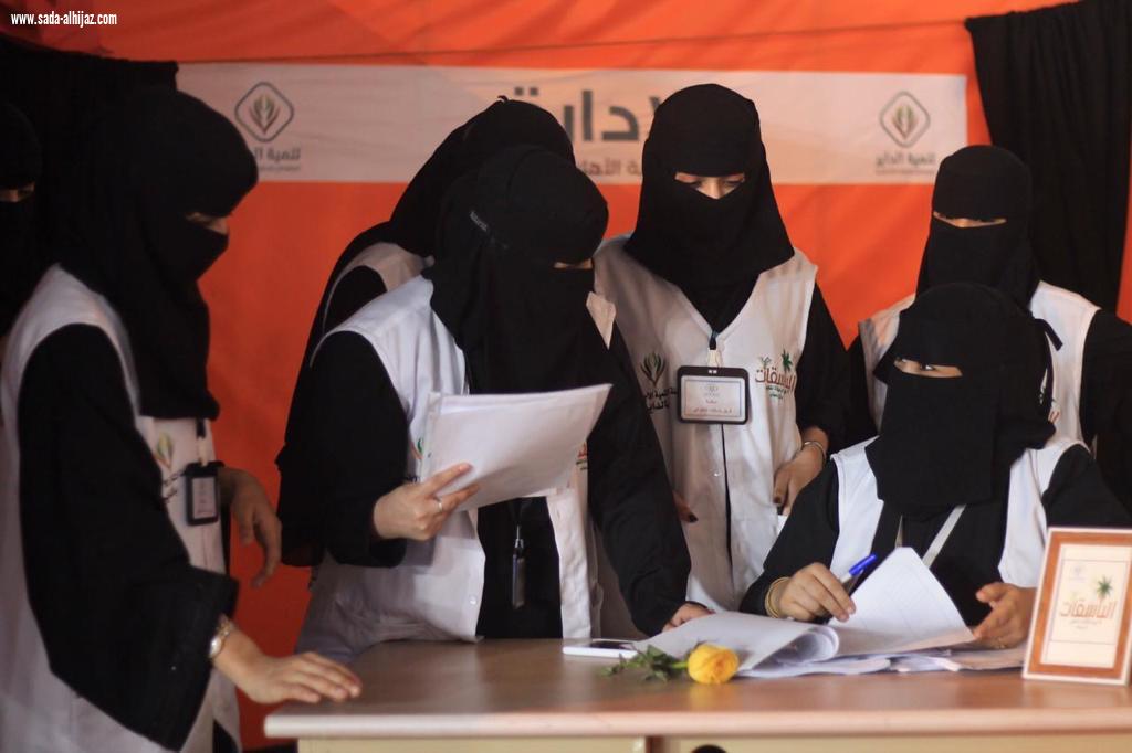 بالصور : فريق الباسقات التطوعي النسائي يضيئ مهرجان الداير للتسوق