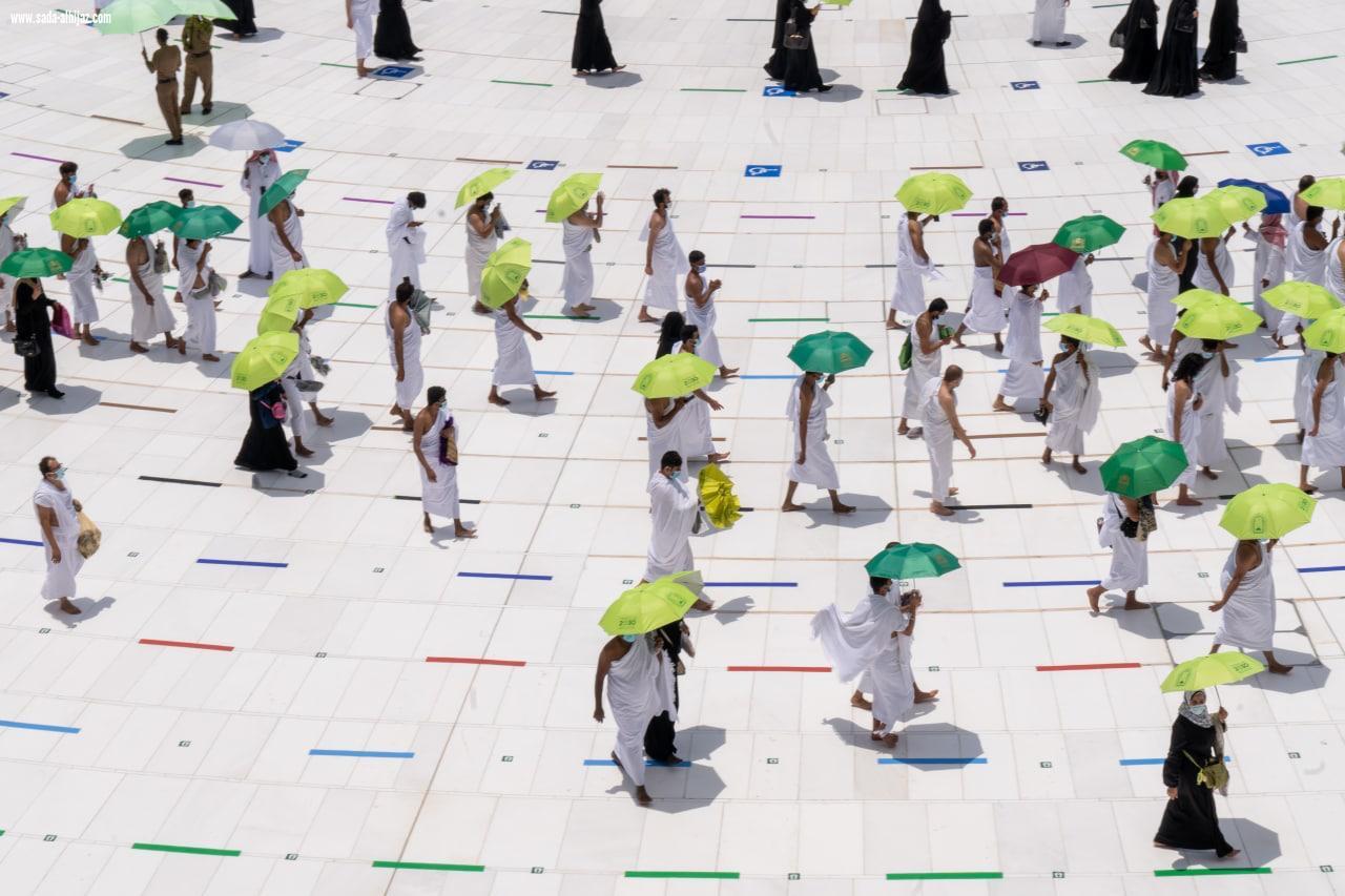 بالصور .. الشؤون الإسلامية بمكة المكرمة توزع أكثر من 11 ألف مظلة شمية اليوم الجمعة ضمن مبادرة 