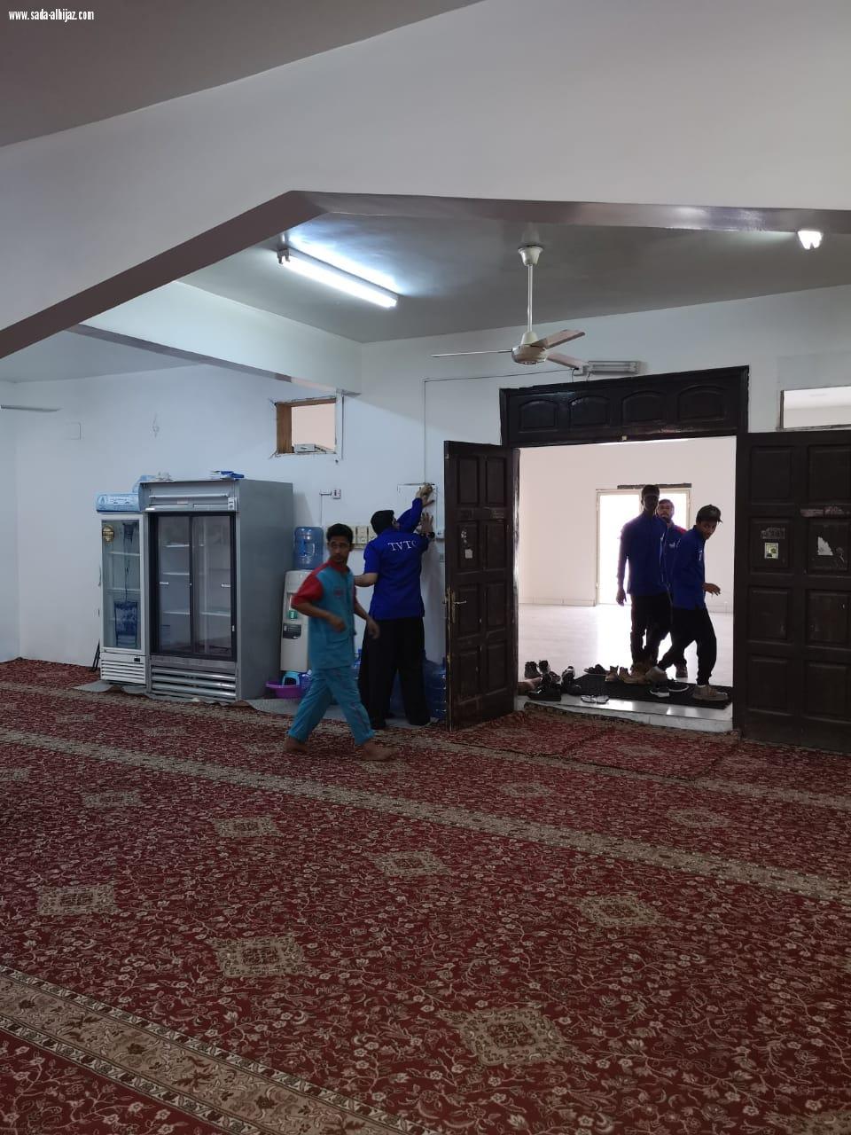 الإدارة العامة للتدريب التقني والمهني تجري الصيانة التطوعية لوحدات التكييف والتبريد لعدد من المساجد 
