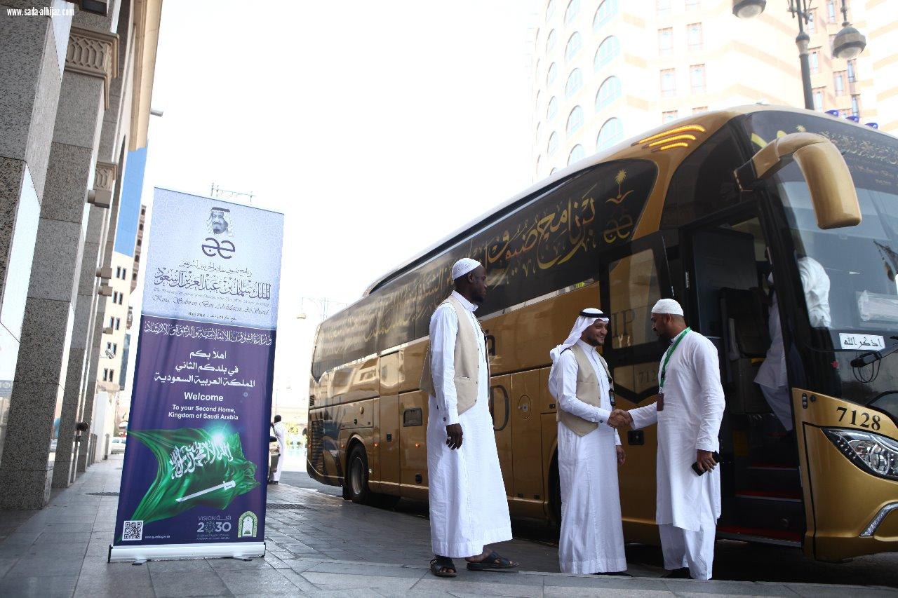   ضيوف برنامج خادم الحرمين يصلون إلى المدينة المنورة بعد أن أدوا مناسك الحج والعمرة
