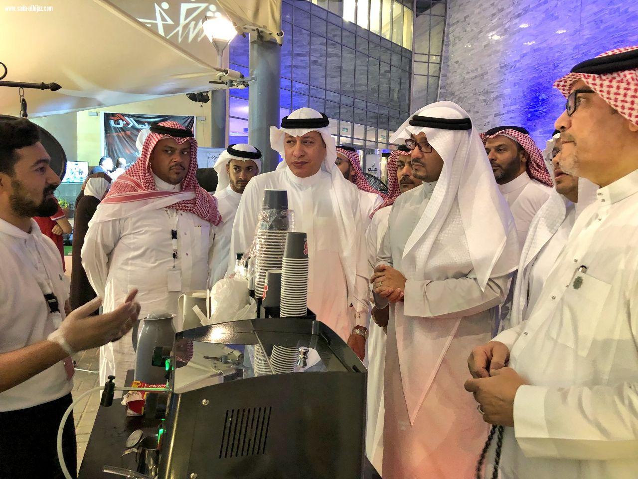 تنفيذا لتوجيهات نائب أمير مكة فريق من أمانة مكة يلتقي بأصحاب المطاعم المتنقلة ويتفقد احتياجاتهم