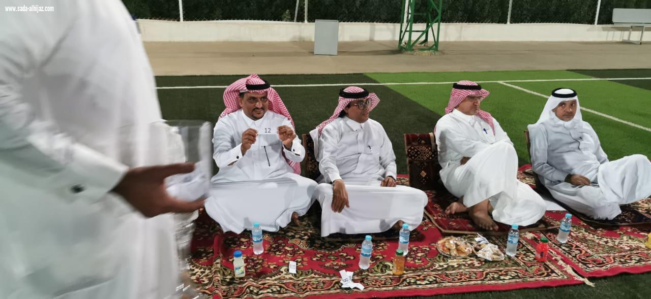 بحضور مدير مكتب رابطة الاحياء بالحد الحنوبي ومستشار لجنة التنمية بالطوال اجراء قرعة دورة الحد الجنوبي الاولى لكرة القدم