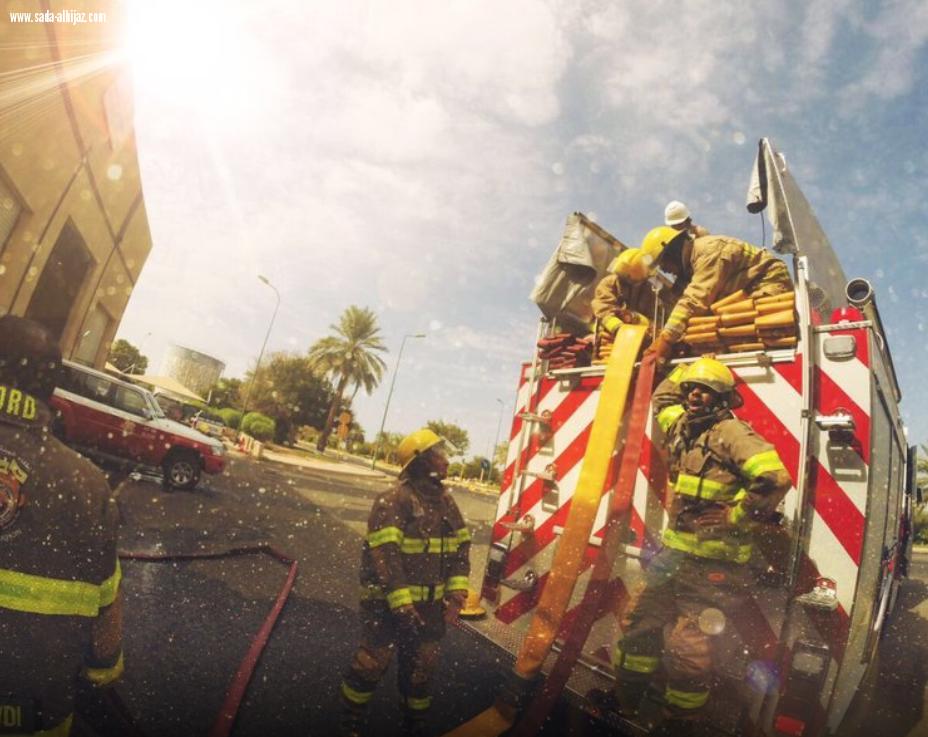 شباب سعودي يعمل على مدار الساعة بمركز الأنظمة والطوارئ بينبع الصناعية.