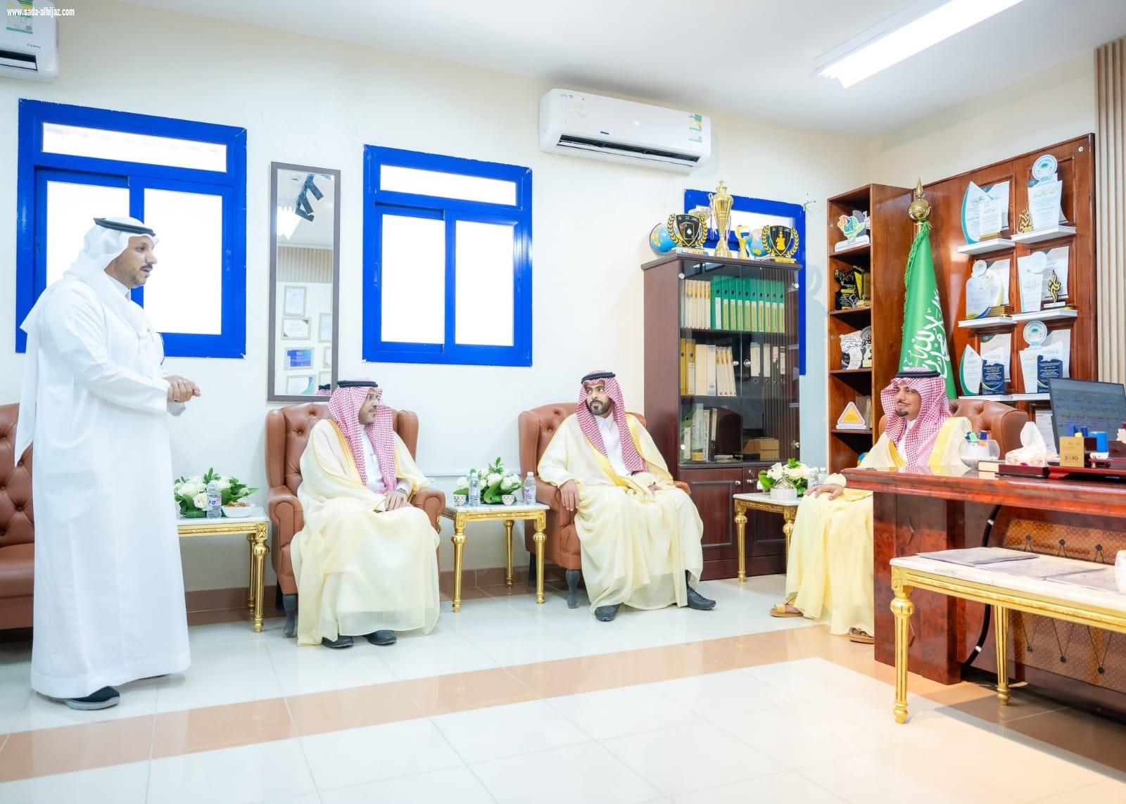 سمو نائب أمير الباحة يشارك الطلبة يومهم الدراسي الأول