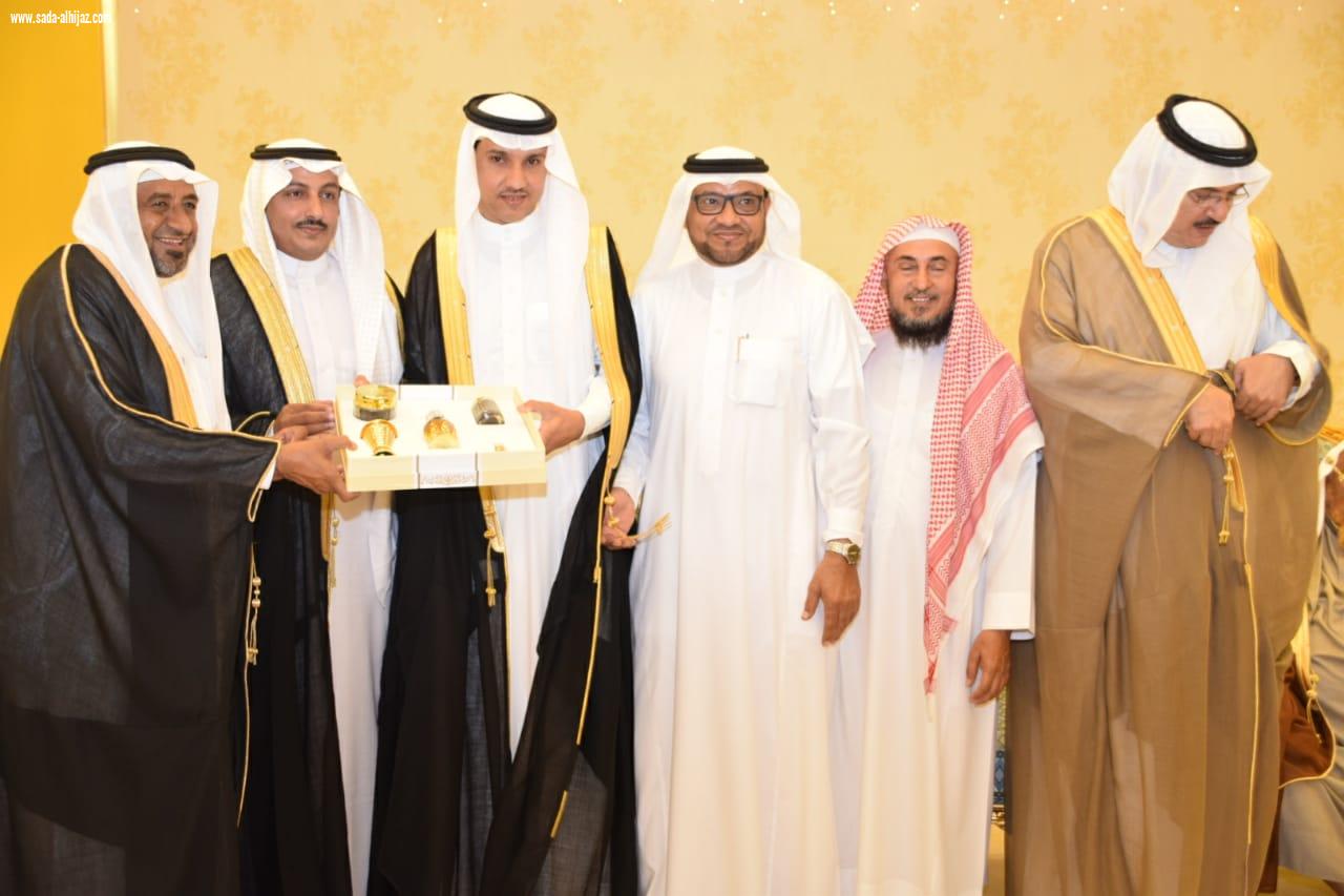 بحضور محافظ محافظة الطوال لجنة التنمية الاجتماعية بالطوال تكرم رئيس مركز الموسم