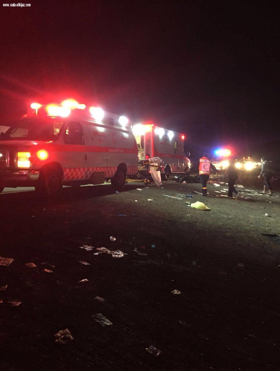 فرق الهلال الأحمر بجدة تباشر إصابة 8في حادث تصادم شمال كبري وادي ستارة