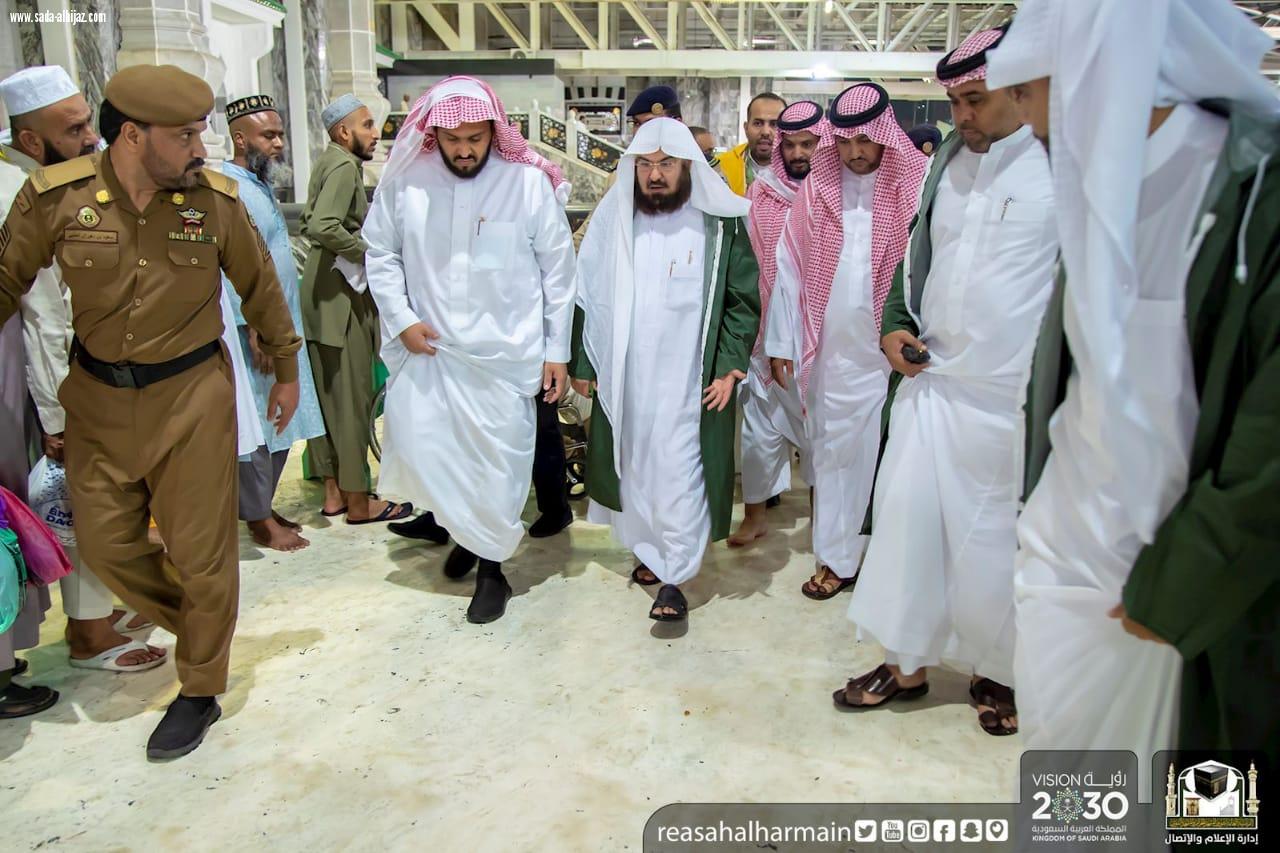 معالي الرئيس العام يوجه العاملين بالمسجد الحرام عبر الجهاز اللاسلكي ويشارك في تجفيف مياه الأمطار خلال جولته الميدانية