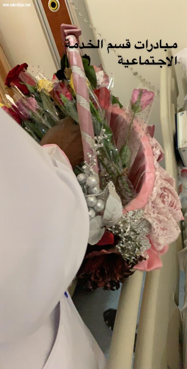 مستشفى الملك عبدالعزيز التخصصي يعايد المرضى بأسهم خيرية وحلويات