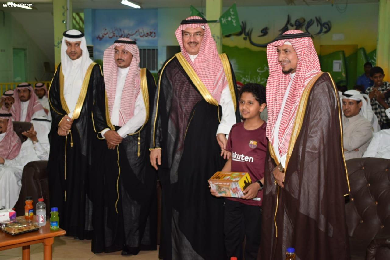 لجنة التنمية الاجتماعية بالطوال تكرم أبناء الشهداء والطلاب المتفوقين في برنامج ( طفل الطــوال )