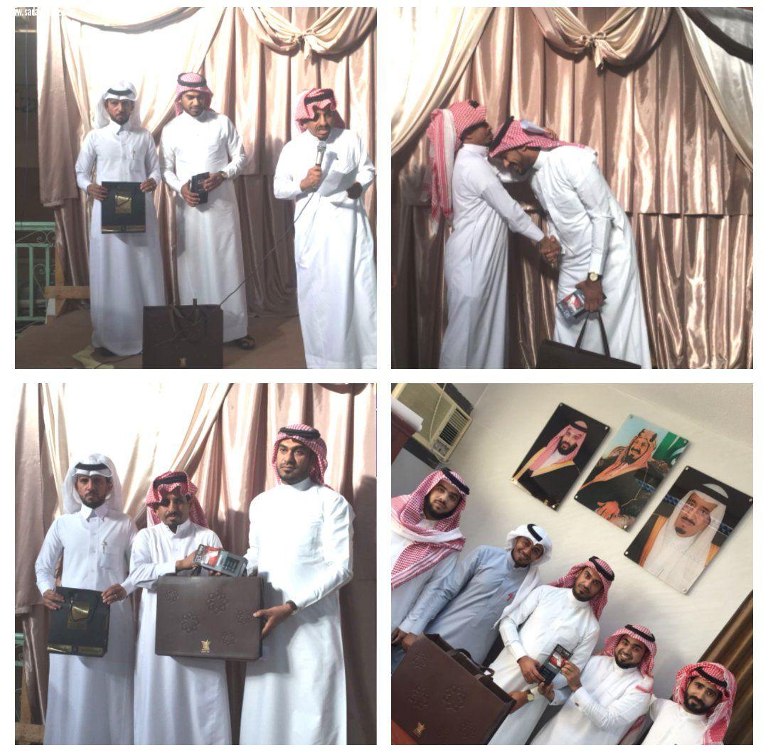 تكريم وقبلة وفاء على رأس المعلم المتميز  أنور الشماخي  من قبل الأستاذ متعب مفرح الريثي ولي أمر الطالب مغدي بمدرسة الإمام مالك بالريث...