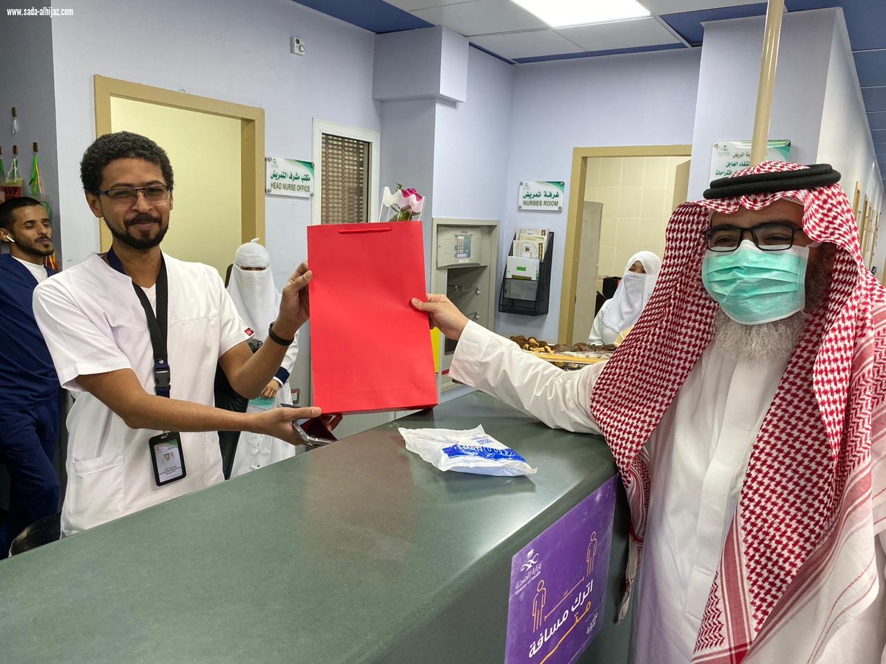 مستشفى الملك فهد بالمدينة يعايد المرضى والموظفين ويطلق مبادرة  خدمة وإبتسامة 