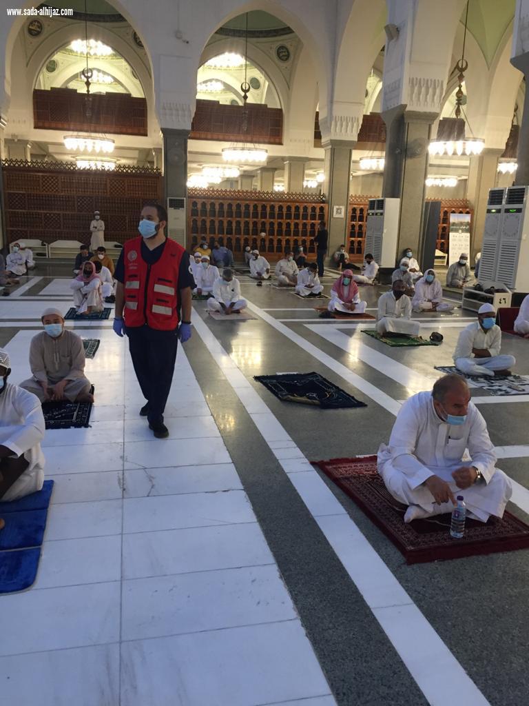 بتوجيهات معالي رئيس هيئة الهلال الأحمر بالمدينة يكثف جهوده باكثر من اربعين فرقة إسعافية لتغطية صلاة عيد الاضحى .