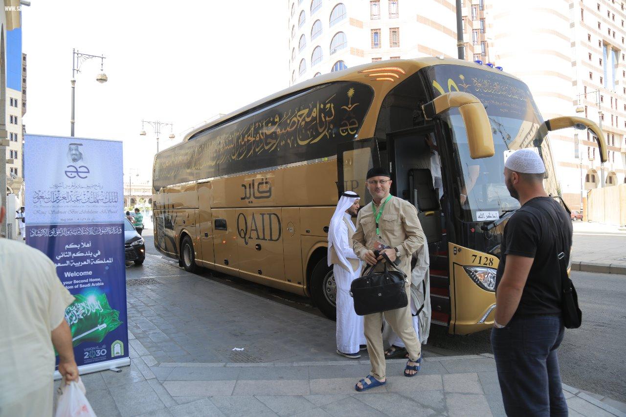   ضيوف برنامج خادم الحرمين يصلون إلى المدينة المنورة بعد أن أدوا مناسك الحج والعمرة